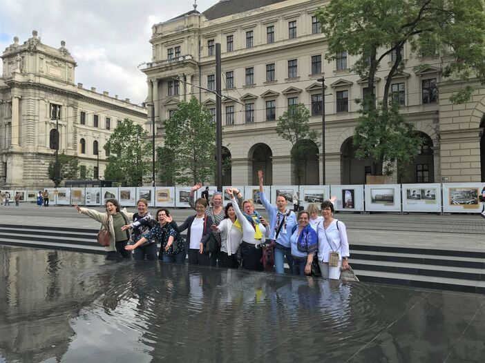 Gruppenbild vor Wasserbecken