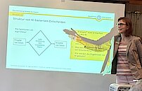 Referentin während ihres Vortrags "SI trifft KI"