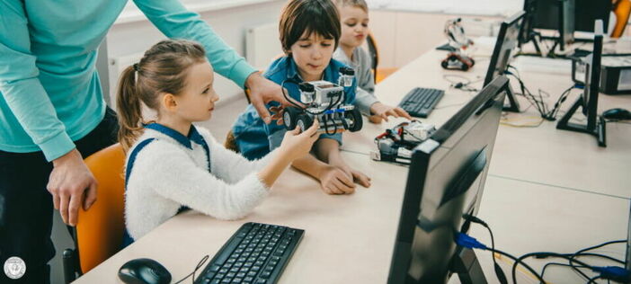 Über unseren Förderverein fördern wir u.a. die Bildung von Mädchen (C) LightField Studios-Shutterstock.com