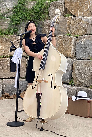 Mimi Grimm, das Mädchen mit dem Kontrabass