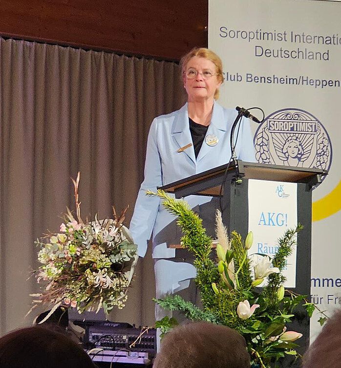 Die Präsidentin des SI-Clubs spricht auf der Bühne