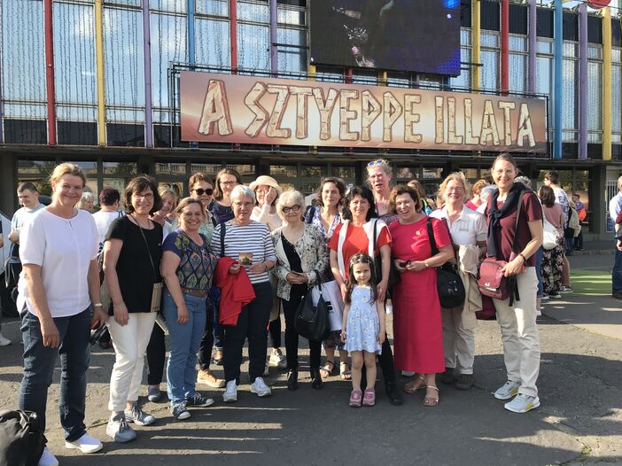 Gruppenbild vor einem Zirkus