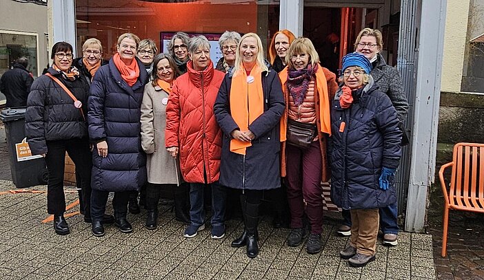 Gruppenbild vor einem Schaufenster in Bensheims Fußgängerzone