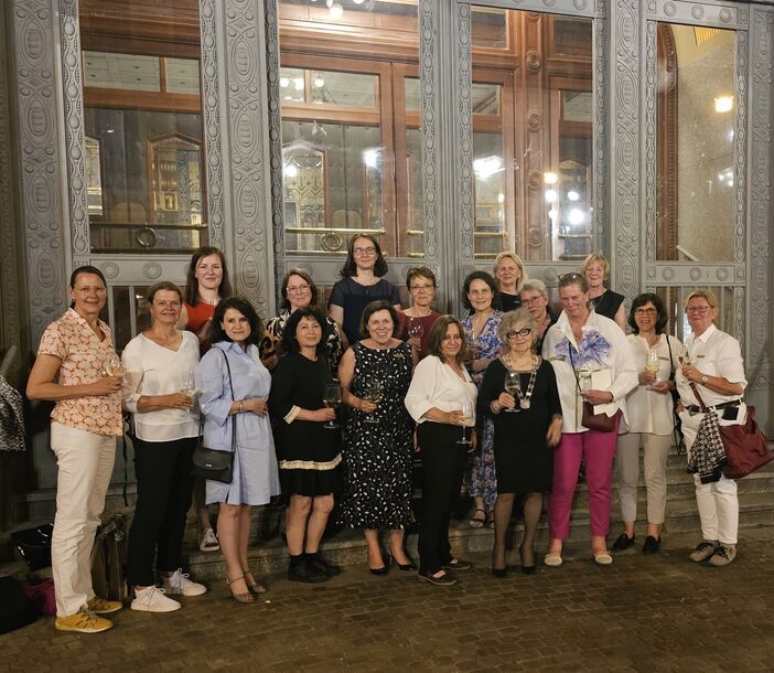 Gemeinsames Anstoßen in Budapest auf die Freundschaft unter Soroptimistinnen. (C) Anikó Wagner, SI CLub Szombathely