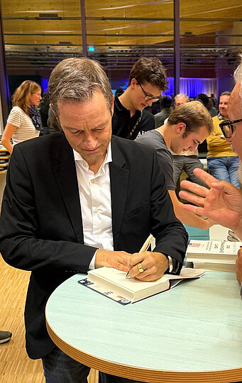 Holger Stark signiert sein Buch