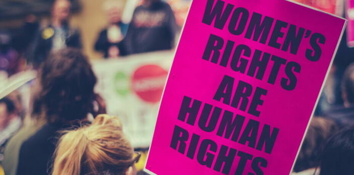 Schild mit Aufschrift "Frauenrechte sind Menschenrechte"