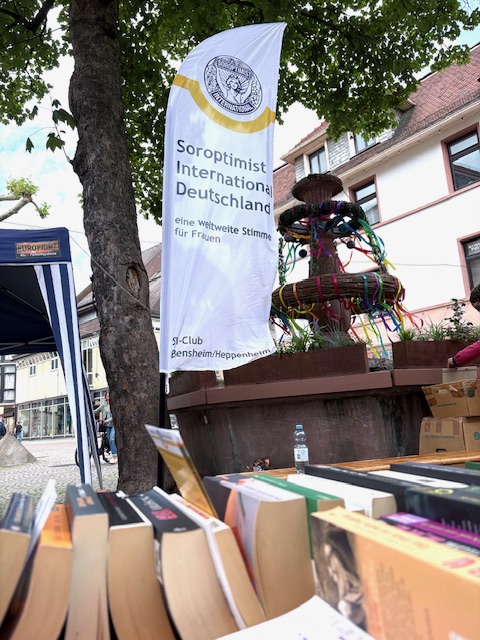 Bücher und Soroptimist-Fahne am Bürgerwehrbrunnen in Bensheim (C) SI-Club Bensheim/Heppenheim